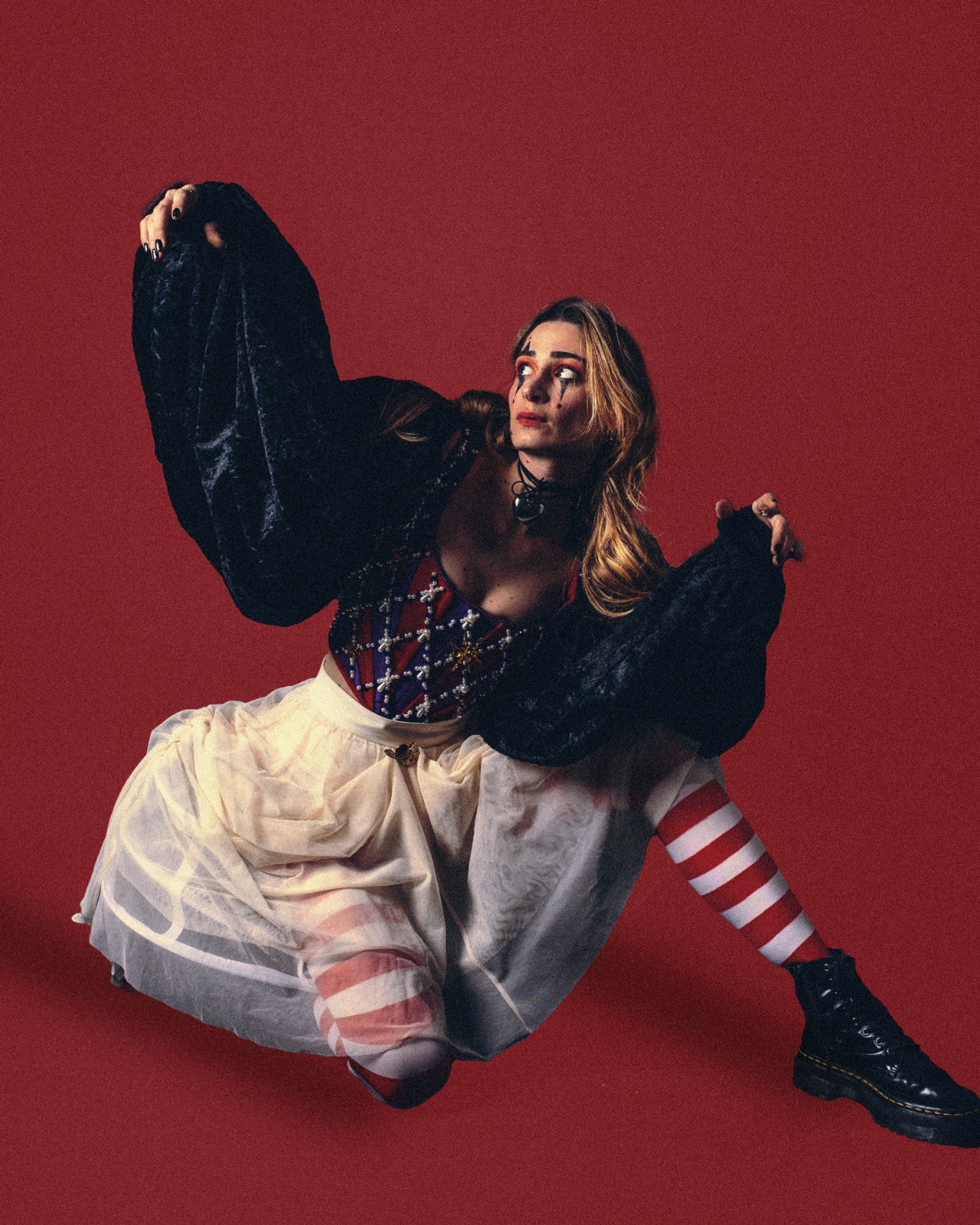 June The Girl — pose rouge