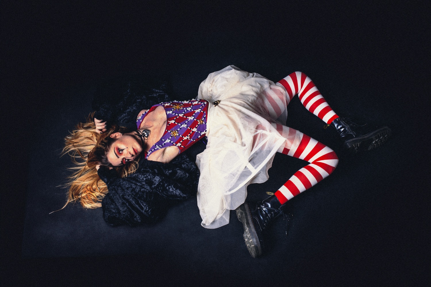 June The Girl — allongée arlequin