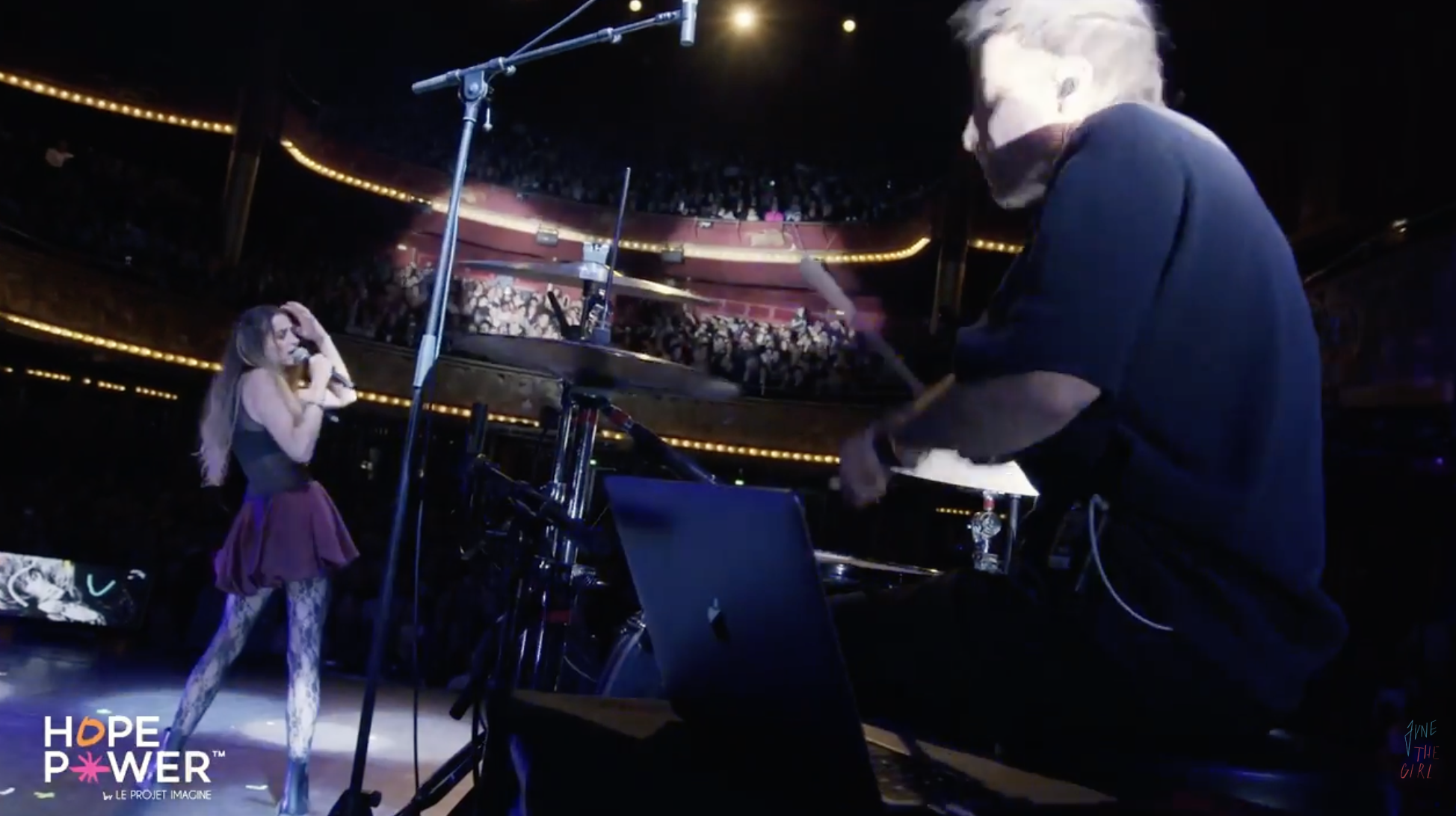 Pretty Girls Always Smile — live aux Folies Bergère